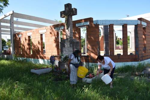 Rendbe tették a Krisztus-keresztek és Révész István sírja környezetét Rendbe tették a Krisztus-keresztek és Révész István sírja környezetét