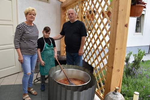 Olga és családja látta vendégül a szegényeket Olga és családja látta vendégül a szegényeket