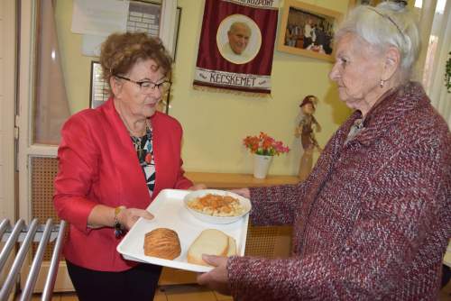 A Városi Szociális Közalapítvány szolgált szeretetebéddel