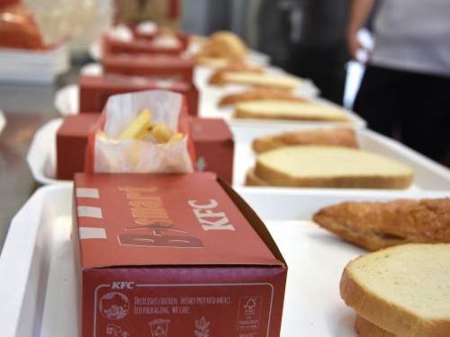 Emberi jóság dobozokba csomagolva – A pünkösdiek és a KFC szeretetebédjét ízlelték a rászorultak