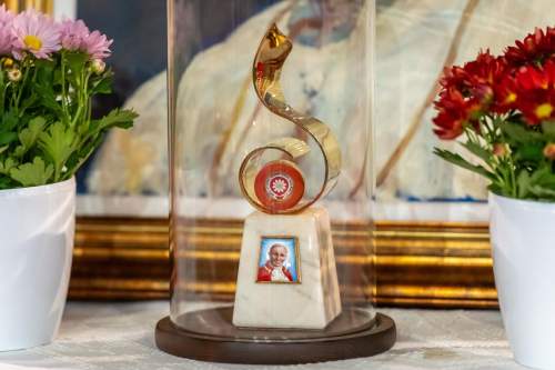 Szent II. János Pál pápa vérereklyéjét helyezték el a hévízi Szentlélek-templomban  Szent II. János Pál pápa vérereklyéjét helyezték el a hévízi Szentlélek-templomban