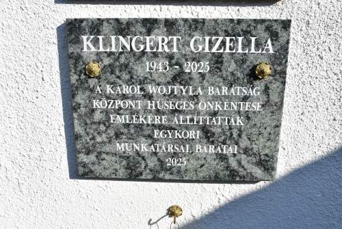 Papi áldásban részesült Klingert Gizella emléktáblája
