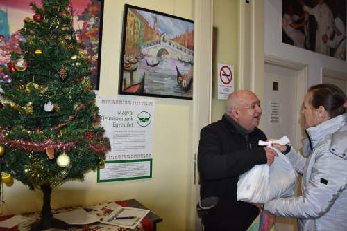 Karácsonyi csomagok a rászorultaknak