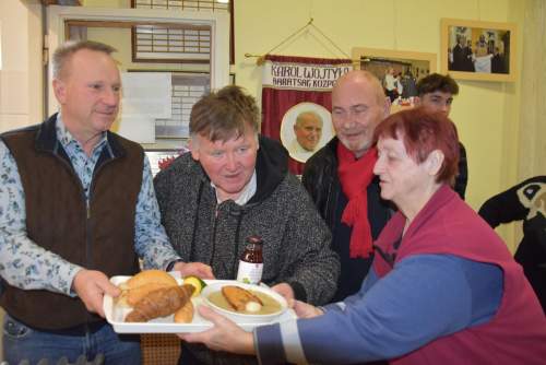 Irodalom és nemeslelkűség: Koch Csaba felajánlása a rászorulókért