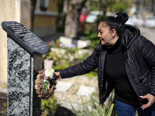 Koszorúzás Wagner Viktória emlékművénél