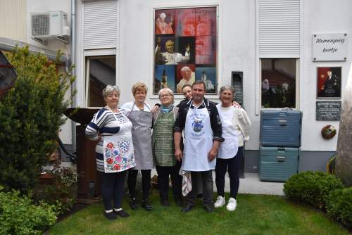 Magyaros étel és medvehagyma-szósz a gombászklubosok felajánlásával