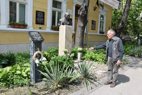 Hegede István idén is pótolta a dísznövényeket