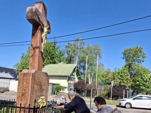 Megújult a Kinizsi utcai feszület és Révész István végső nyughelyének környezete