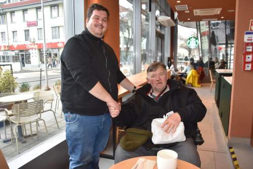 Kávéélmény és jóízű beszélgetés a kecskeméti Starbucksban